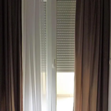 Apartament 4 *