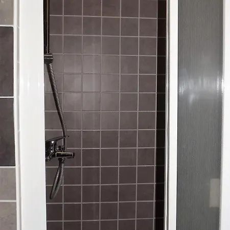 Apartament 4 *