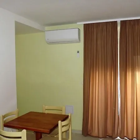 Apartament 4 *